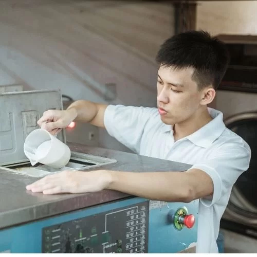cucian basah di kedai dobi